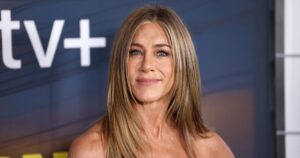 Jennifer Aniston Turned Basic Flip-Flops Into a Chic Spring Essential — The Look for 