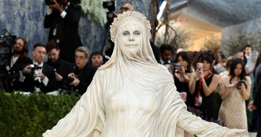 Heidi Klum Is Unrecognizable in Head-to-Toe Veiled Lady Look at the 2026 Met Gala
