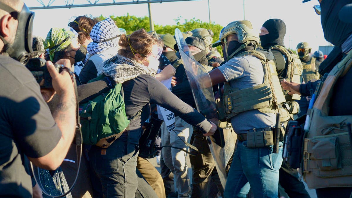 Clash between Delaney Hall protesters and ICE