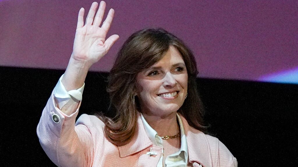 Former top Oregon GOP official secures nomination for governor as Republicans target blue-state pickup
