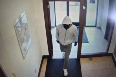 2 US Bank employees fatally shot in robbery in Kentucky — as police launch manhunt for suspect