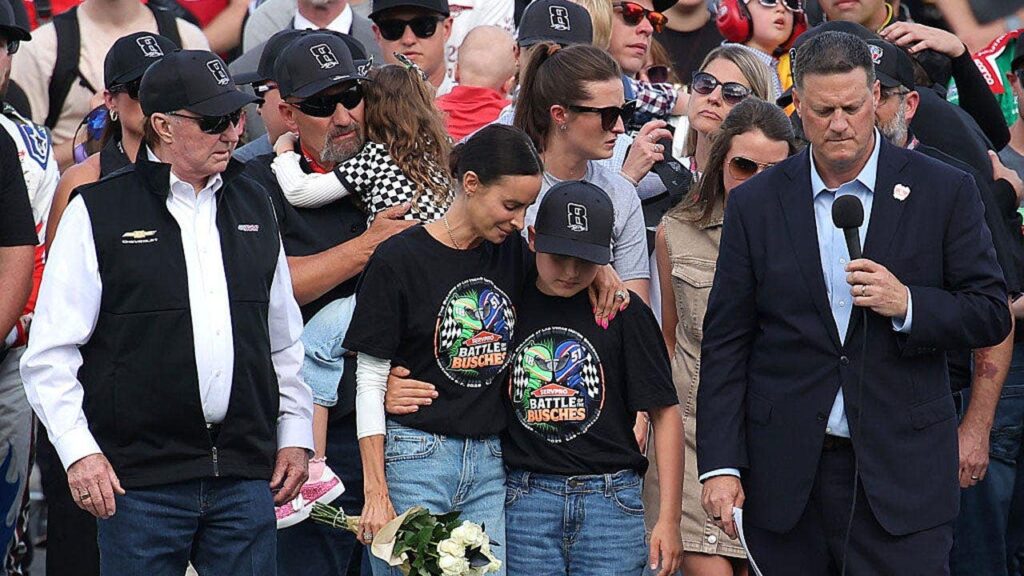 Kyle Busch’s family surrounded by drivers and team owners during heartfelt Coca-Cola 600 ceremony Kyle Busch’s family surrounded by drivers and team owners during heartfelt Coca-Cola 600 ceremony