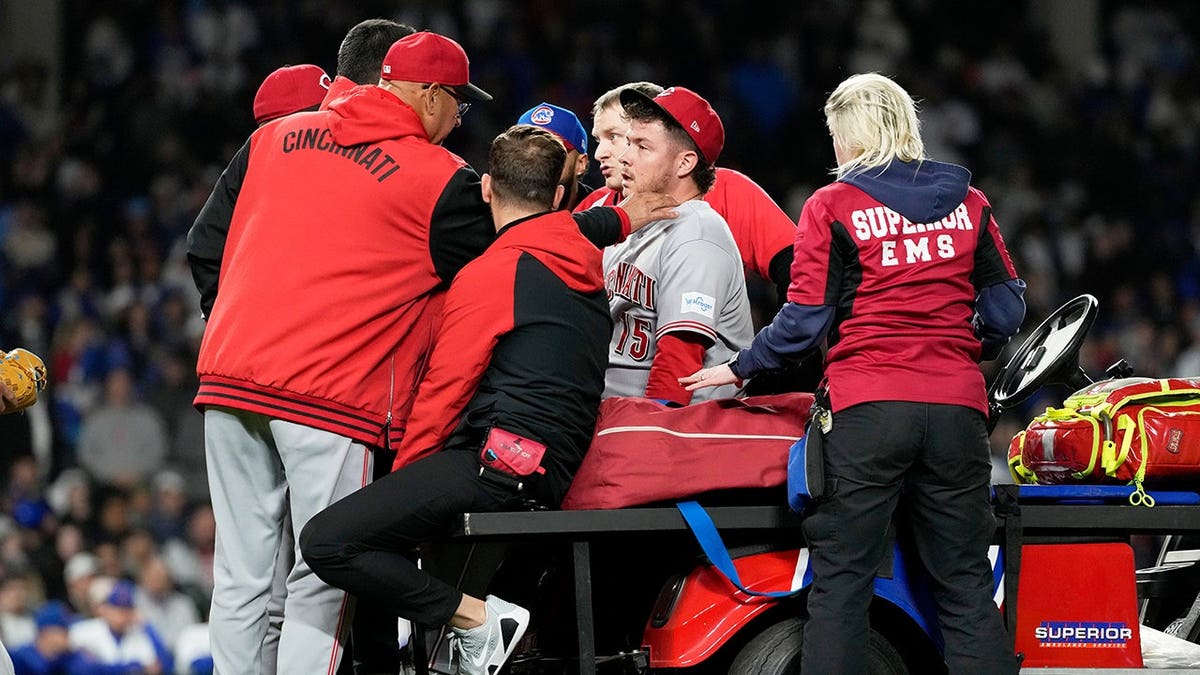 Cincinnati Reds manager Terry Francona talking to relief pitcher Emilio Pagán leaving the field