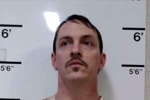 Meth-crazed son decapitates mom, answers door to cops naked — and swallows scrawled confession