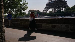 Heatwave forces Eiffel Tower early closure and attraction shutdowns Heatwave forces Eiffel Tower early closure and attraction shutdowns