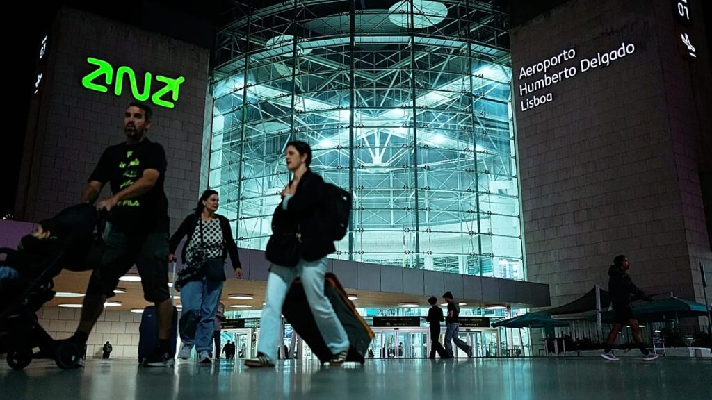 Portugal to deploy 340 more police officers at airports to cut queues