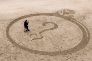 Man pops the question with massive ring carved onto beach in sand-sational proposal