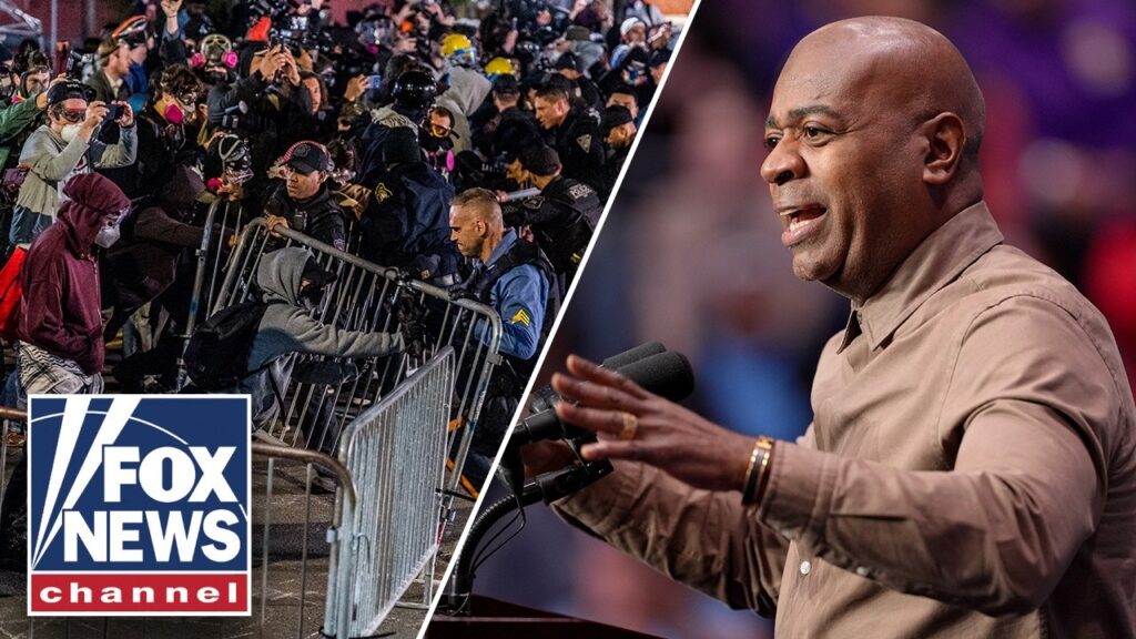 Newark mayor announces lawsuit in effort to shut down ICE facility