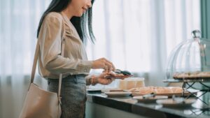 Crowded airport lounges force airlines to rethink future of travel perks for fliers Crowded airport lounges force airlines to rethink future of travel perks for fliers