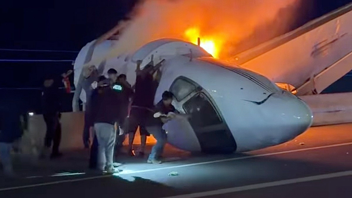 People pulling passengers from crashed plane on highway in Laredo Texas