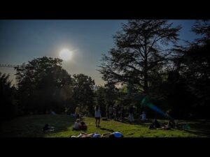 Parisians sleep in parks to cool down during heatwave