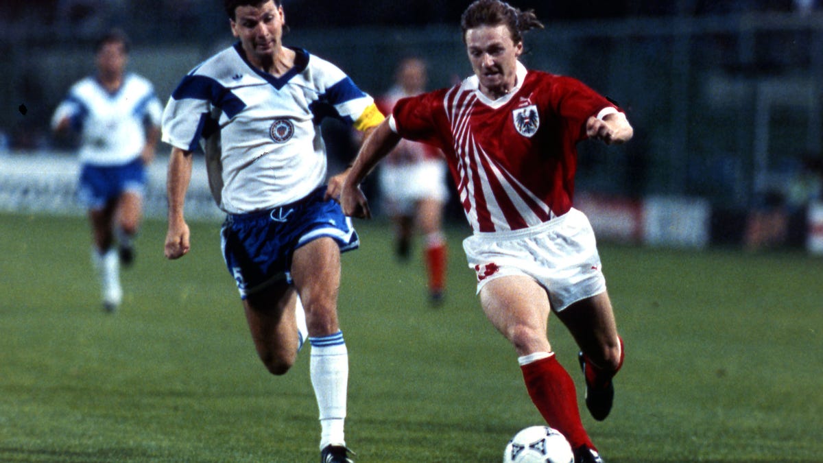 Mike Windischmann, left, at the 1990 World Cup. (Photo by brandstaetter images/Votava via Getty Images)