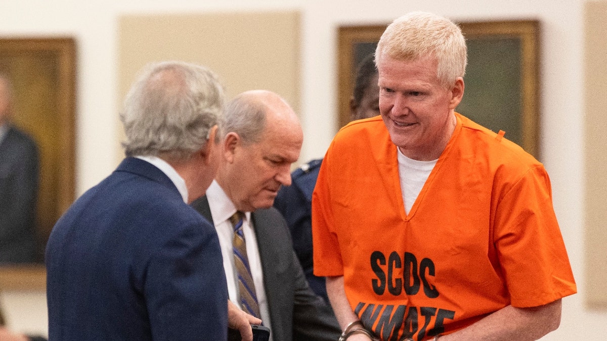 Alex Murdaugh talks with attorneys Dick Harpootlian and Jim Griffin at Beaufort County Courthouse
