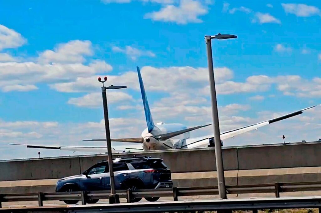 United plane that hit light pole landing in Newark flew just 19 feet above Jersey Turnpike: probe