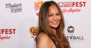 Chrissy Teigen’s Barrel Jeans Are the Cool-Girl Summer Denim Style We’re Copying for 