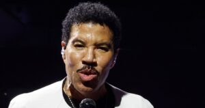Lionel Richie Cuts Minnesota Concert Short After Falling Ill on Stage on Opening Night of Tour