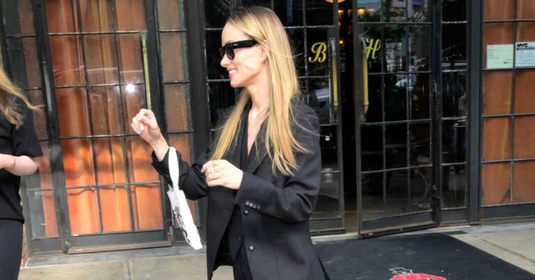 Forget Heels! Olivia Wilde Styled Her Oversized Suit With These Sporty Sneakers Forget Heels! Olivia Wilde Styled Her Oversized Suit With These Sporty Sneakers
