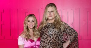 Reese Witherspoon Reunites With Jennifer Coolidge and ‘Legally Blonde’ Cast for Movie’s 25th Anniversary Reese Witherspoon Reunites With Jennifer Coolidge and ‘Legally Blonde’ Cast for Movie’s 25th Anniversary