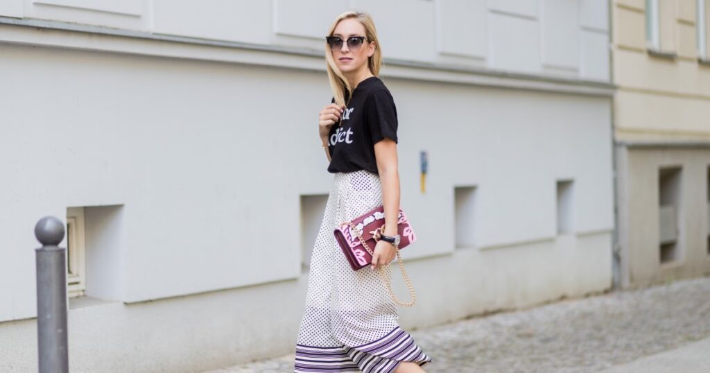 Coastal Rich Moms Rock These Billowy Lounge Pants Every Summer — No Buttons in Sight Coastal Rich Moms Rock These Billowy Lounge Pants Every Summer — No Buttons in Sight
