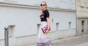 Coastal Rich Moms Rock These Billowy Lounge Pants Every Summer — No Buttons in Sight Coastal Rich Moms Rock These Billowy Lounge Pants Every Summer — No Buttons in Sight