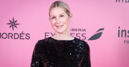 Kelly Rutherford’s No-Fuss Blue Sandals Just Became Our Summer Shoe Obsession