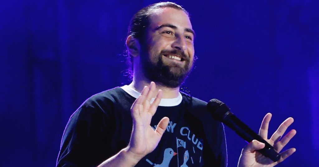 Noah Kahan Makes Fans Pledge Not to Poop Their Pants and ‘Put It on the Floor’ at His Concert