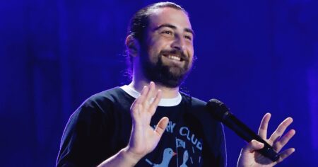 Noah Kahan Makes Fans Pledge Not to Poop Their Pants and ‘Put It on the Floor’ at His Concert