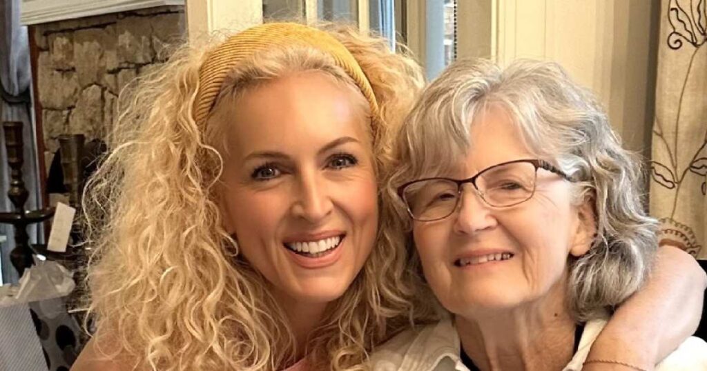 Little Big Town’s Kimberly Schlapman Describes Caring for Her Mom Amid Parkinson’s Diagnosis