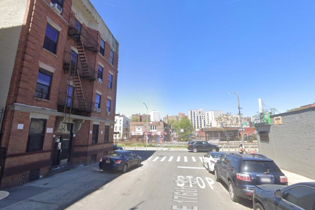 Two teens stabbed during NYC robbery attempt Two teens stabbed during NYC robbery attempt