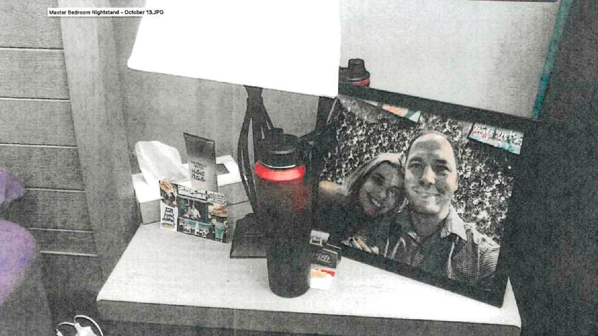 Framed photo of Brendan Banfield and Juliana Peres Magalhães on a bedside table