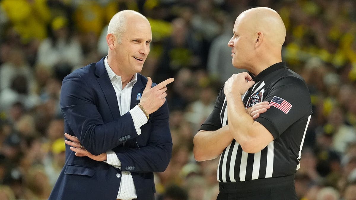 Connecticut Huskies head coach Dan Hurley talking with an official at Lucas Oil Stadium.