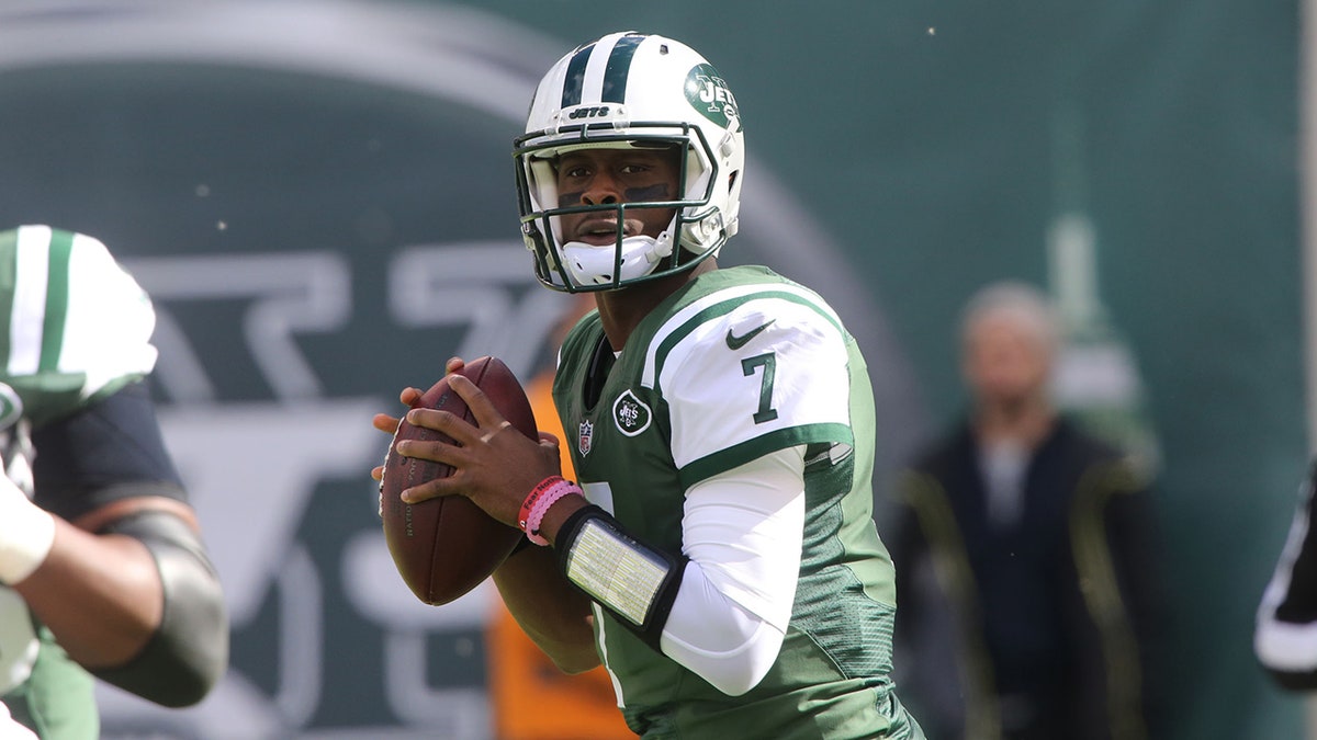 New York Jets quarterback Geno Smith passes the ball during a game at MetLife Stadium.