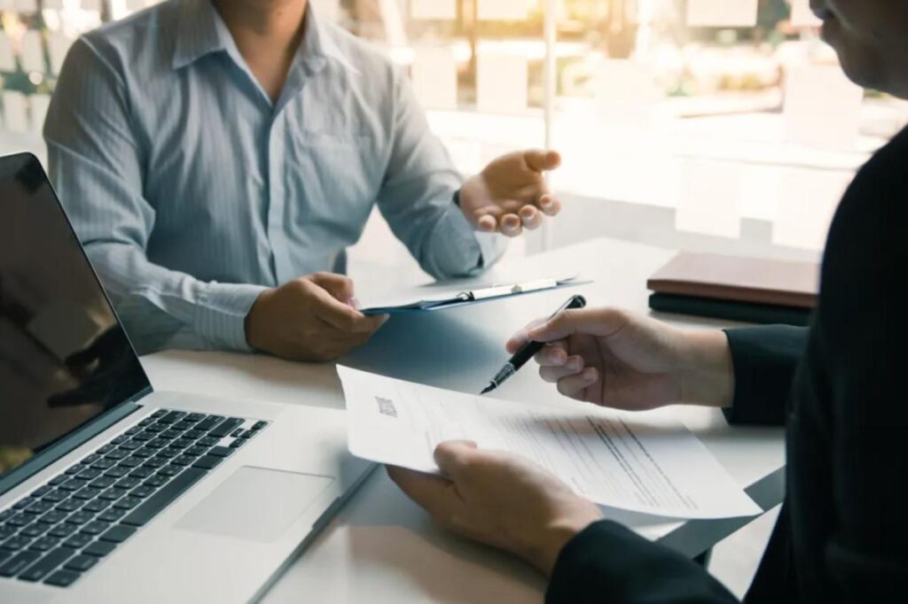 Job seeker uses uncomfortable tactic to get K higher offer: ‘It is a game of chicken’ Job seeker uses uncomfortable tactic to get K higher offer: ‘It is a game of chicken’