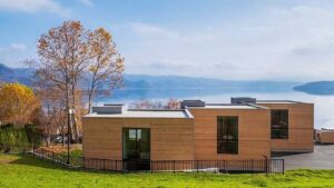 This Hokkaido lakeside retreat has open-air bathing and stunning décor