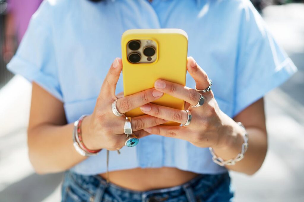 Gen Z and Millennials say they secretly judge people based on specific phone feature Gen Z and Millennials say they secretly judge people based on specific phone feature