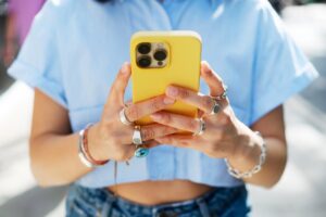 Gen Z and Millennials say they secretly judge people based on specific phone feature