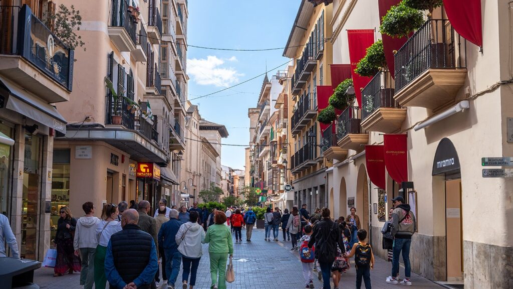 Brazen pickpockets prey on vulnerable tourists as vacation island is swarmed by millions Brazen pickpockets prey on vulnerable tourists as vacation island is swarmed by millions