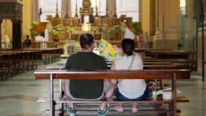 Tourist’s church clothing hack leaves travelers sharply divided over sacred-site etiquette Tourist’s church clothing hack leaves travelers sharply divided over sacred-site etiquette