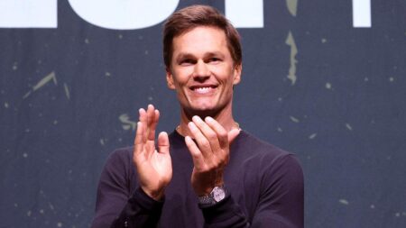 Tom Brady, Logan Paul get into heated confrontation at Fanatics Fest in New York Tom Brady, Logan Paul get into heated confrontation at Fanatics Fest in New York