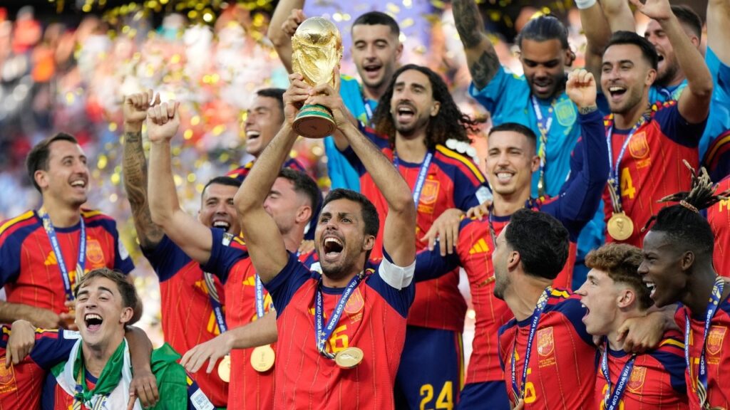 Watch Live: La Roja parades through Madrid to present the trophy to fans