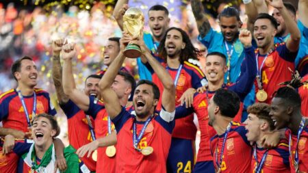 Watch Live: La Roja parades through Madrid to present the trophy to fans Watch Live: La Roja parades through Madrid to present the trophy to fans