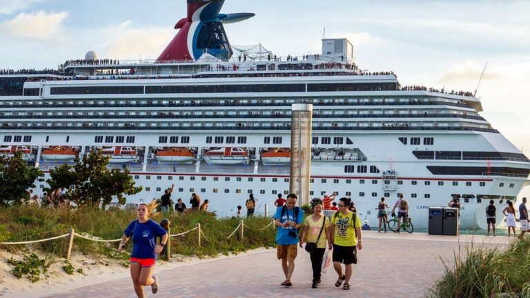 Cruise passenger horrifies diners by scratching bare foot with restaurant fork Cruise passenger horrifies diners by scratching bare foot with restaurant fork