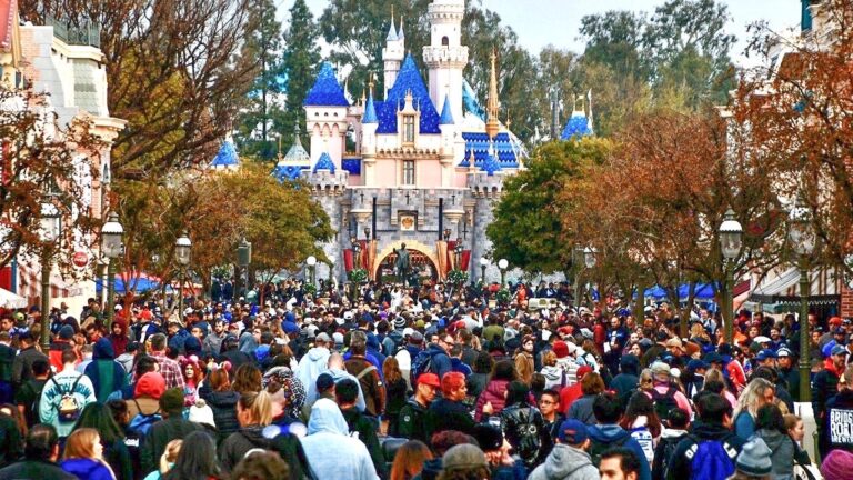 Disneyland guests left scrambling after water outage shuts bathrooms and restaurants Disneyland guests left scrambling after water outage shuts bathrooms and restaurants