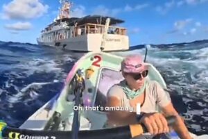 Youngest woman to row from California to Hawaii gets shock visit in the middle of the ocean Youngest woman to row from California to Hawaii gets shock visit in the middle of the ocean