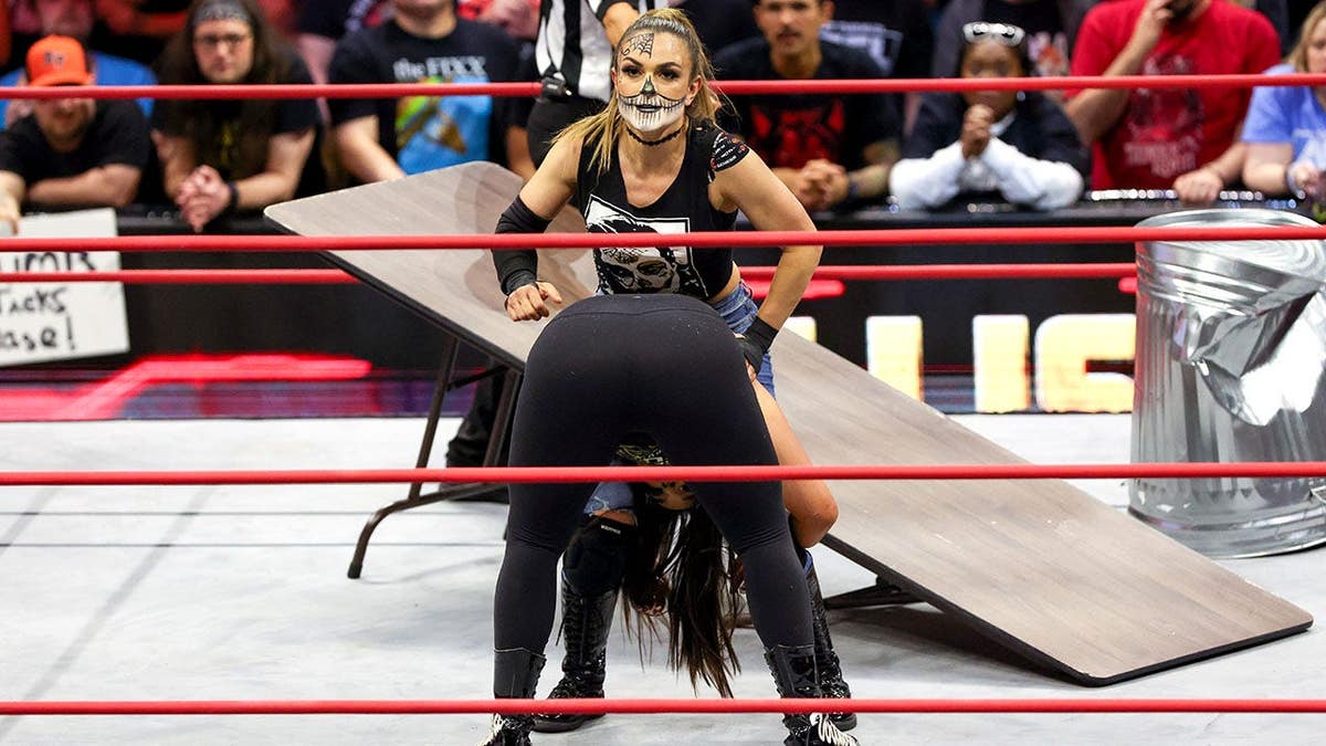 Thunder Rosa vs Deonna Purrazzo in the ring