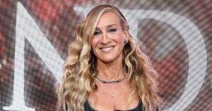 Sarah Jessica Parker’s Crisp, Expensive-Looking Skirt Style Is the Rich Mom Alternative to Jeans Sarah Jessica Parker’s Crisp, Expensive-Looking Skirt Style Is the Rich Mom Alternative to Jeans