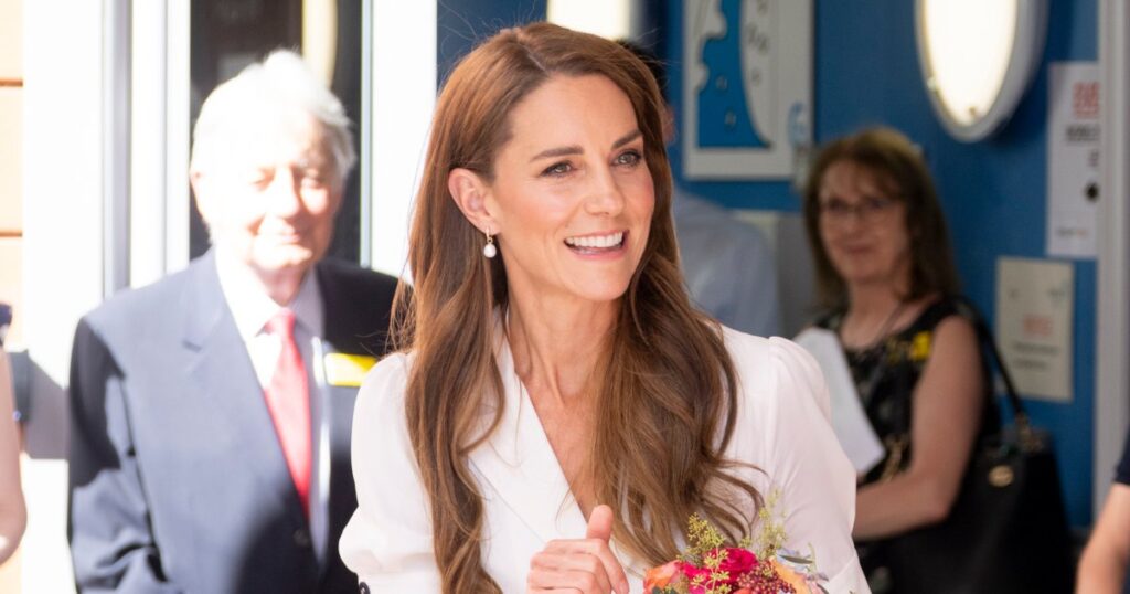 Bye, Batwings! Kate Middleton’s White Dress Style Secretly Conceals the Upper Arms (and Tummy!) Bye, Batwings! Kate Middleton’s White Dress Style Secretly Conceals the Upper Arms (and Tummy!)