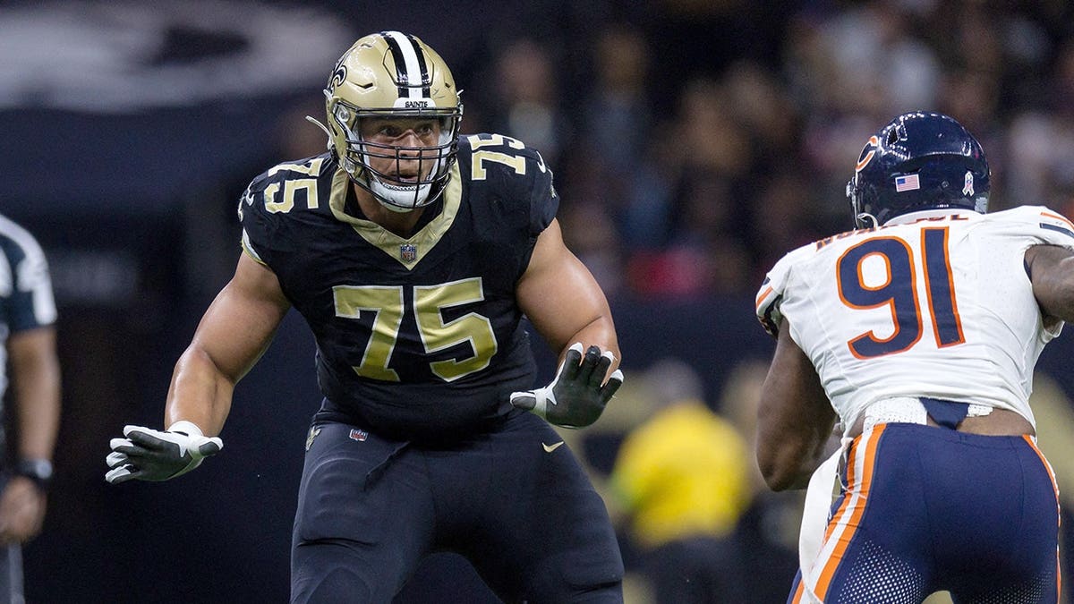 Andrus Peat blocks Yannick Ngakoue during a game at the Caesars Superdome.