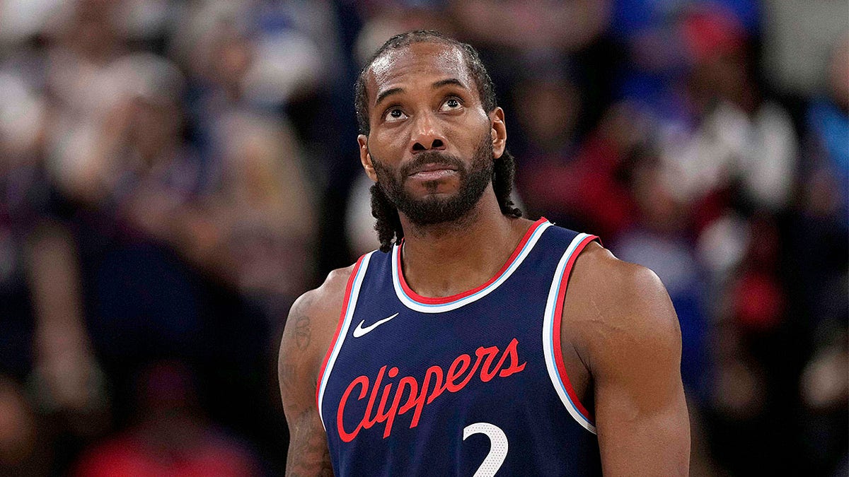 Los Angeles Clippers forward Kawhi Leonard looking toward the scoreboard during an NBA game in Inglewood, California