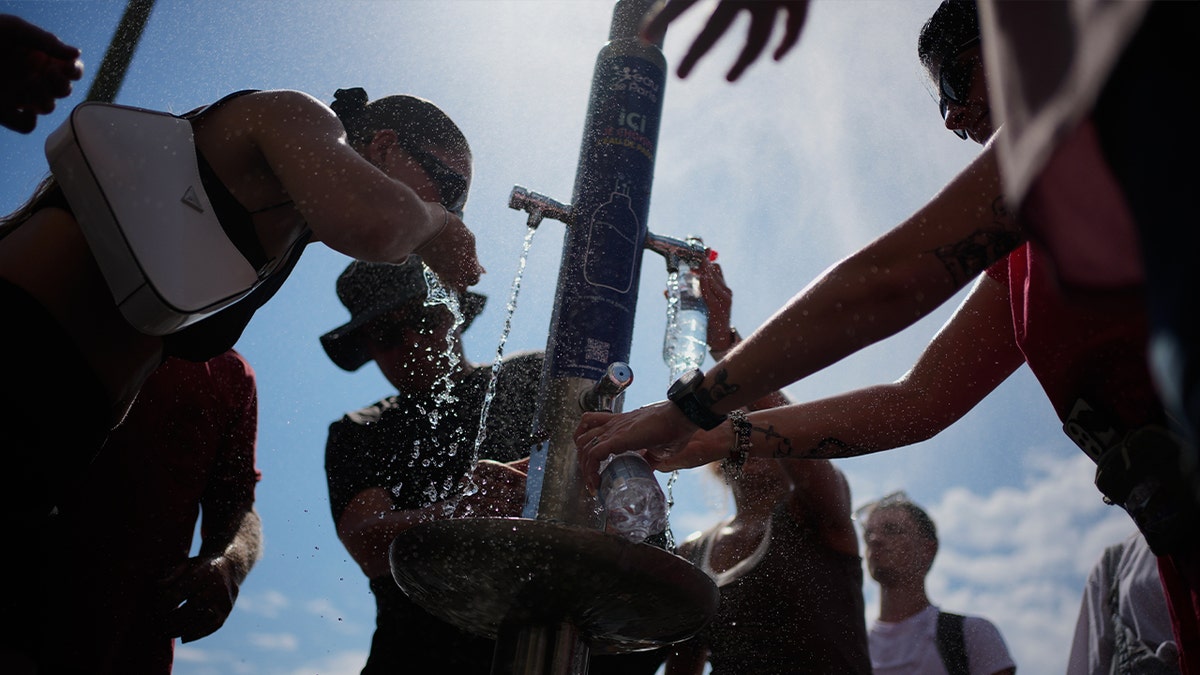 tourists at a paris water fountain